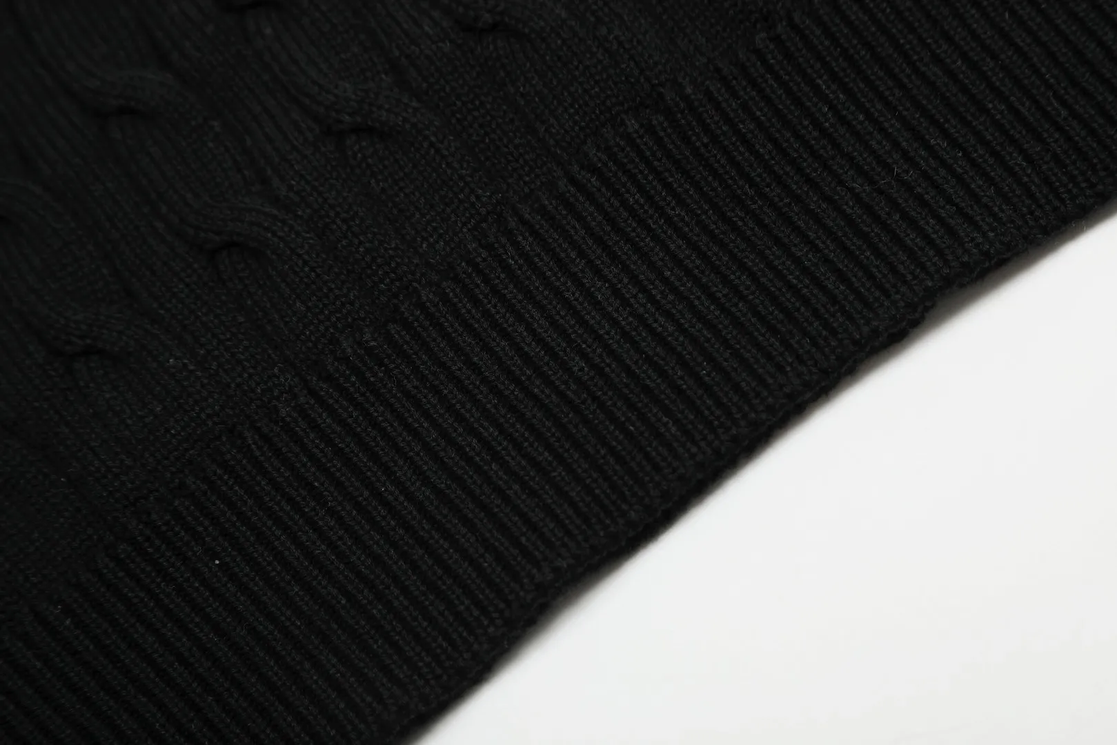 🅿️186 "Top quality" Style number: DS062# (not off the shelves all year round) [Ralph Lauren men's POLO lapel solid color pony embroidered logo knitted short sleeves] ✅Ralph Lauren Ralph Lauren classic basic lapel POLO men's all-season knitted short sleeves ✅Main supplier platform live broadcast Wholesale entity Replacement when out of stock Not off the shelf ✅ZP quality 1:1 version Scan the code to enter the GF website Counter quality ✅Details and quality are the only one in Guangzhou. Imported quality cotton yarn, focusing on high-end, cost-effective. Needless to say good quality. ✅The version restores the original version. The maximum size can be worn up to 200 pounds. Loose, comfortable and stress-free. ✅The upper body is simple and easy to match. A must-have for men. Good-looking clothes are never picky. A must-have for men's wardrobe. Size: S-XL. Color: Black, White, Gray, Khaki, Navy Blue, Gentleman's Lake Blue.